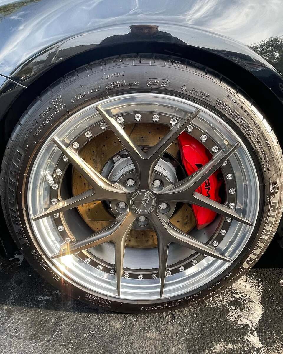 Restored wheel with perfect mirror finish after DA1MAMBA service